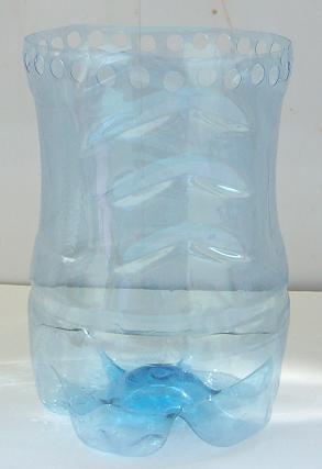 Вазон из пластиковых бутылок в форме бокала
