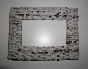Рамка для фотографии из бумажных трубочек